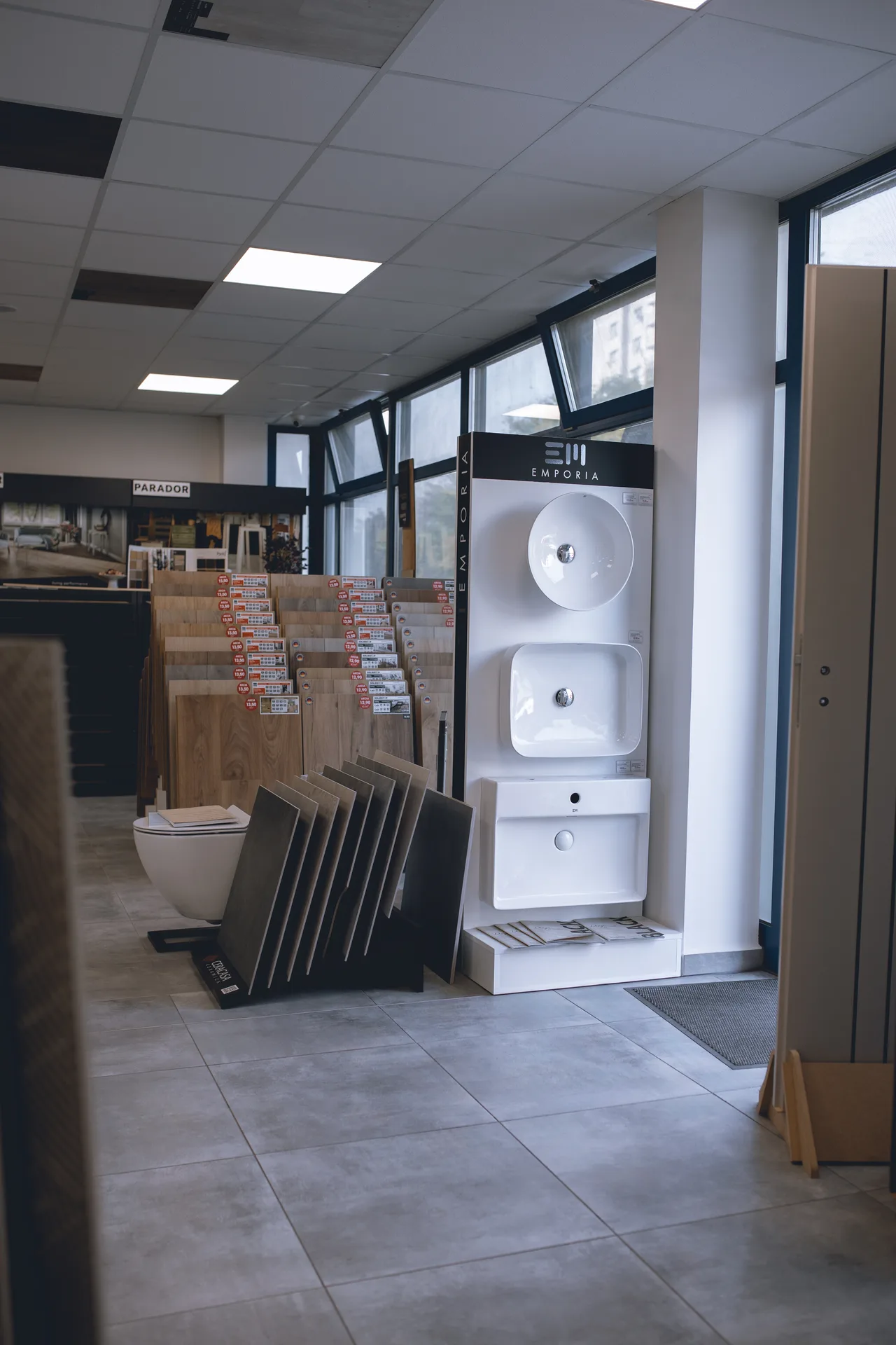 Sanita a kúpeľňa — showroom INTERIER DESIGN